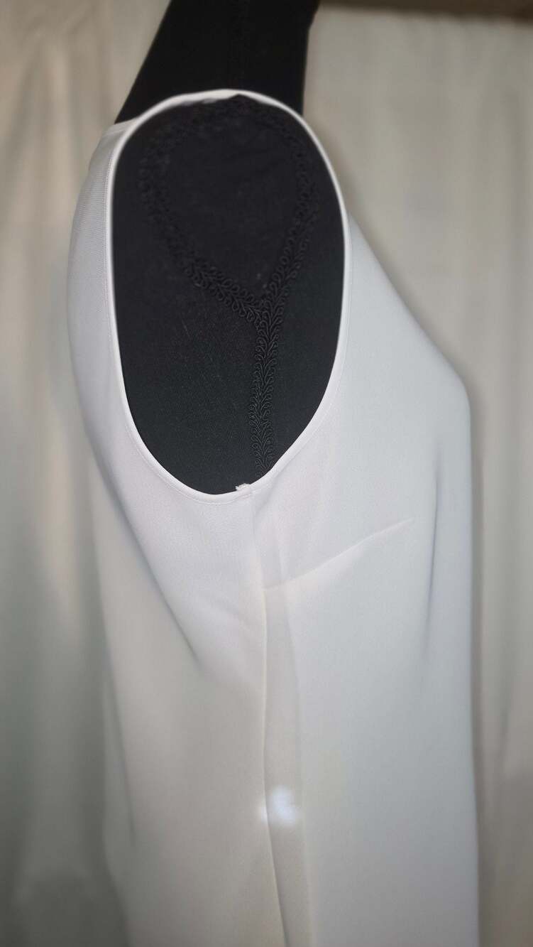 Nic+Zoe Easy Keyhole Sleeveless Blouse in Paper White - Picture 4 of 7
